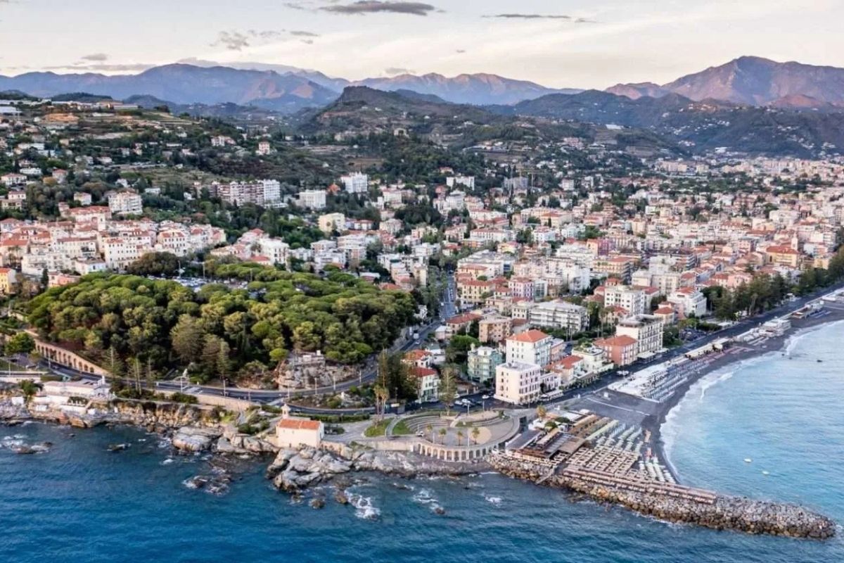 Vista panoramica di Bordighera con palme e mare