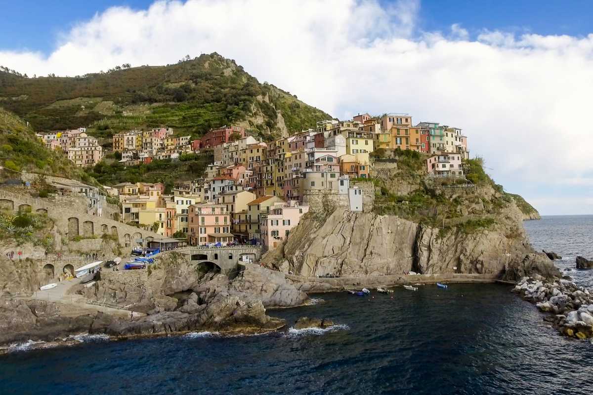 Vista panoramica di La Spezia con il golfo e il lungomare Morin