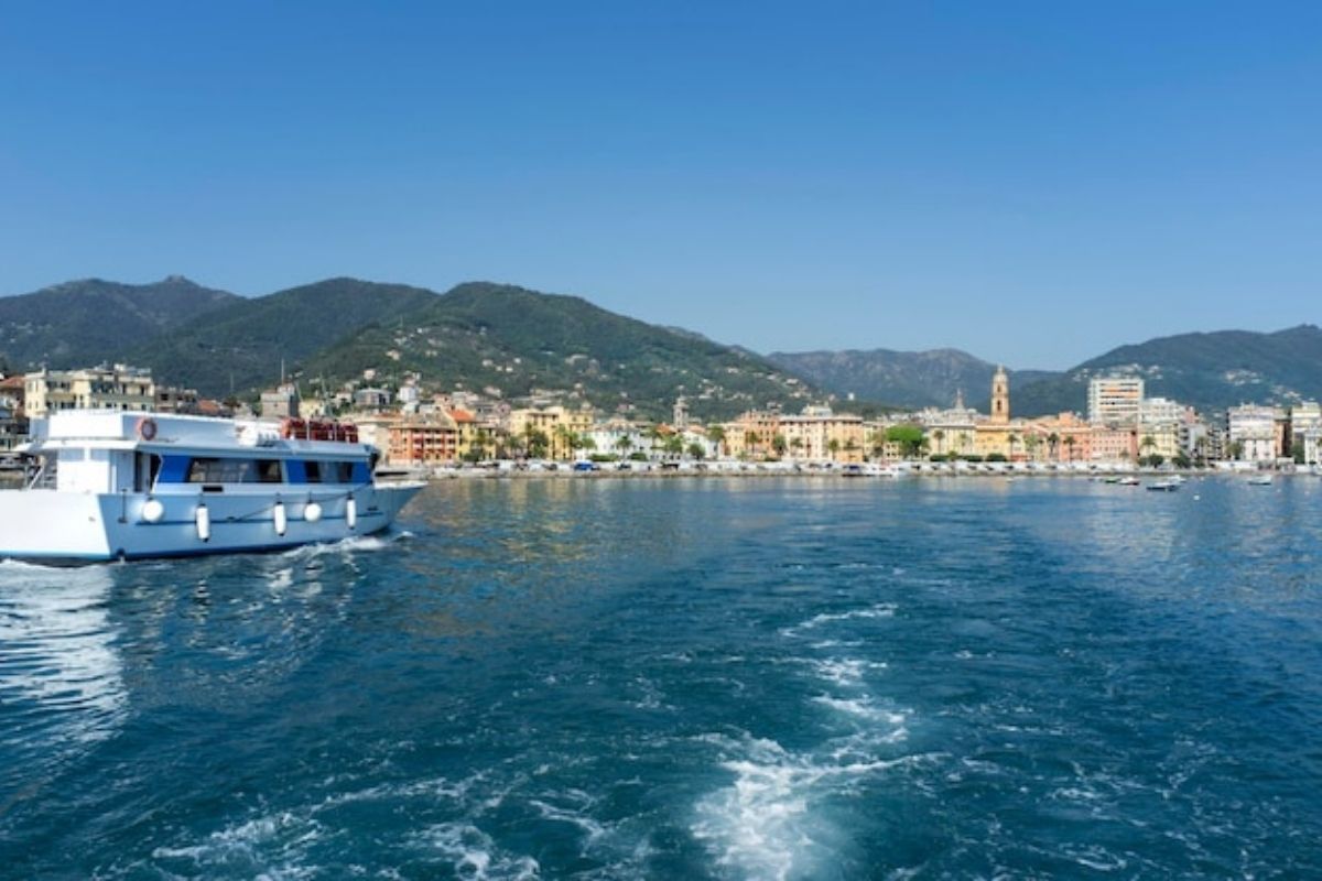 Traghetto in partenza da Santa Margherita Ligure verso Rapallo