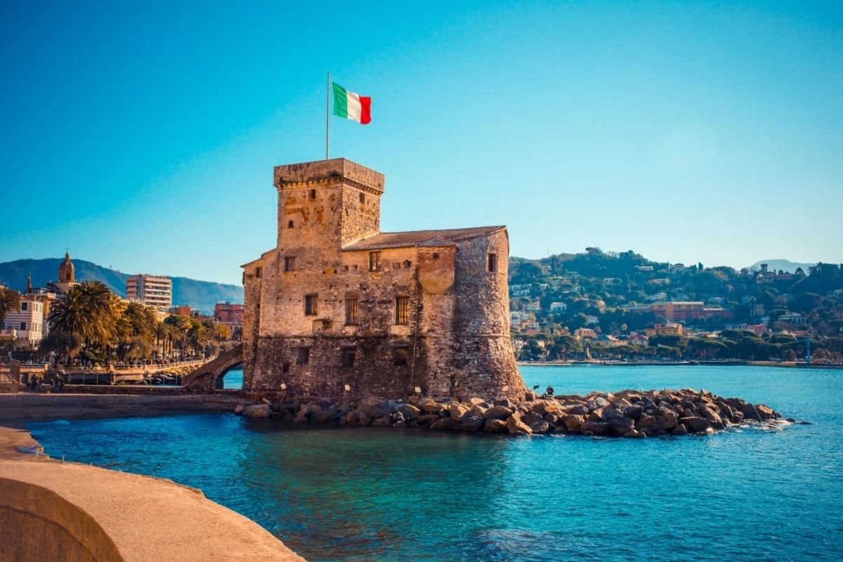 Vista panoramica di Rapallo con il castello sul mare e il lungomare Liberty