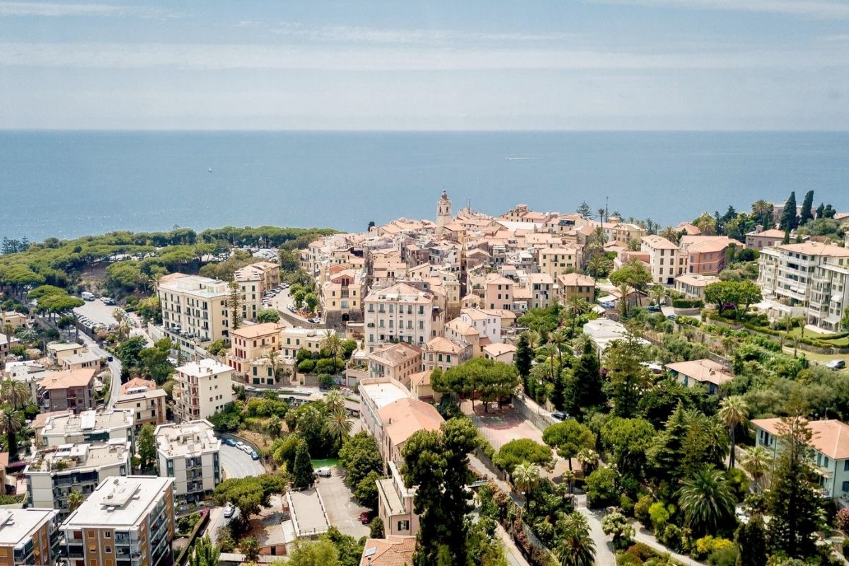 Spiaggia di Bordighera con ombrelloni e vista mare