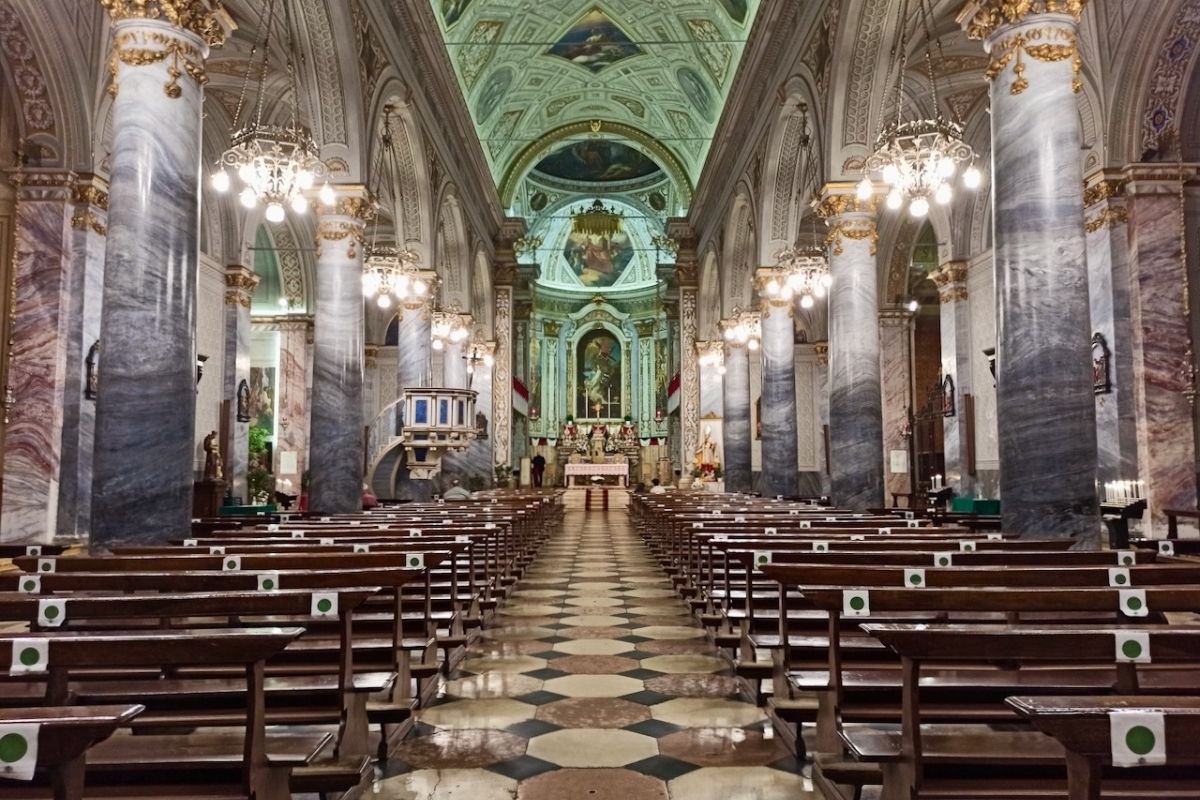 Interno della Chiesa di Santa Maria Assunta con dettagli architettonici