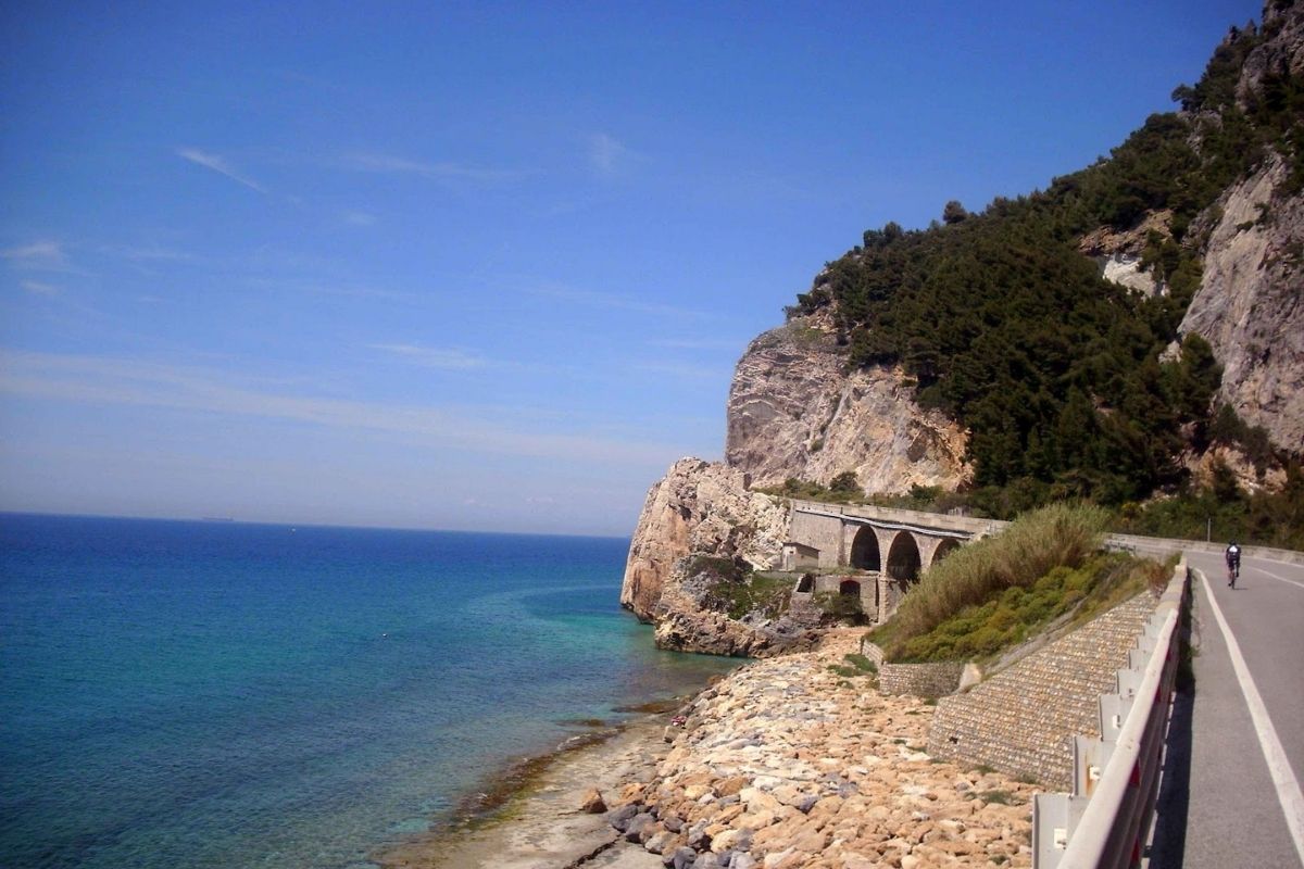 Scorcio di un luogo nascosto a Finale Ligure, come la spiaggia di Malpasso
