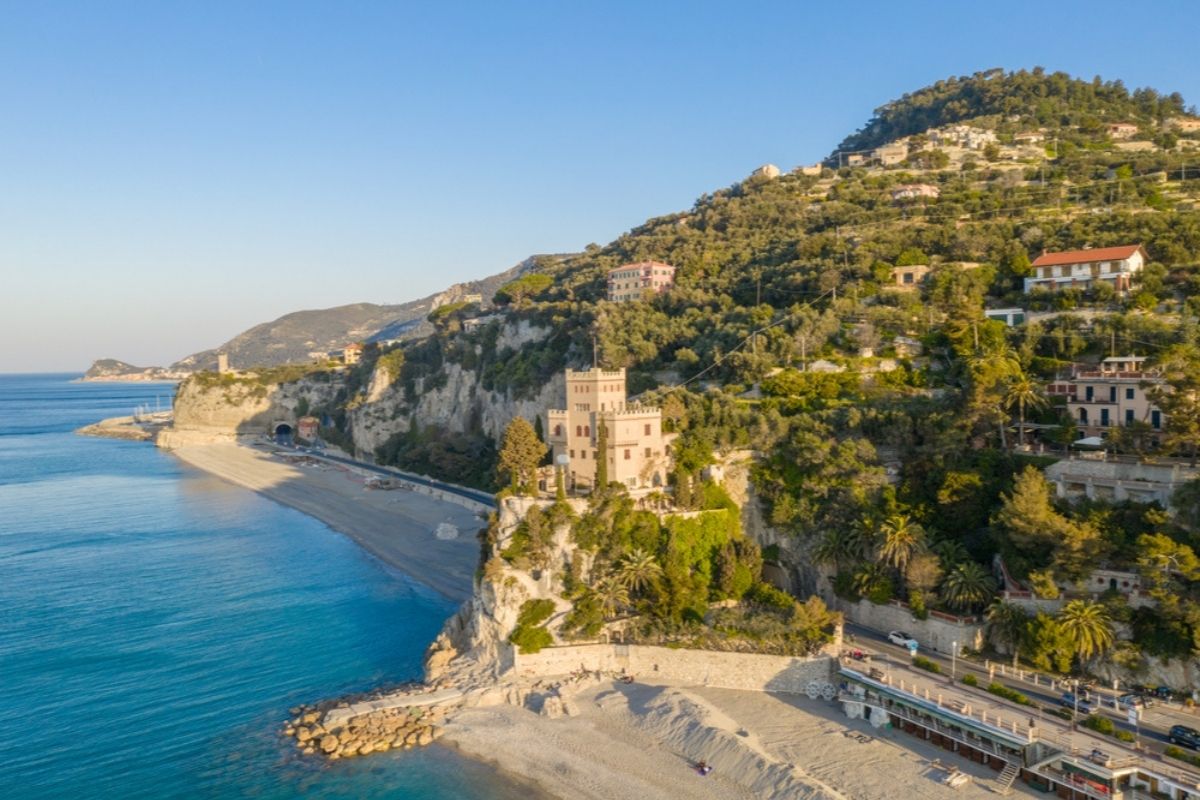 Panorama di Finale Ligure con le sue spiagge e il borgo medievale