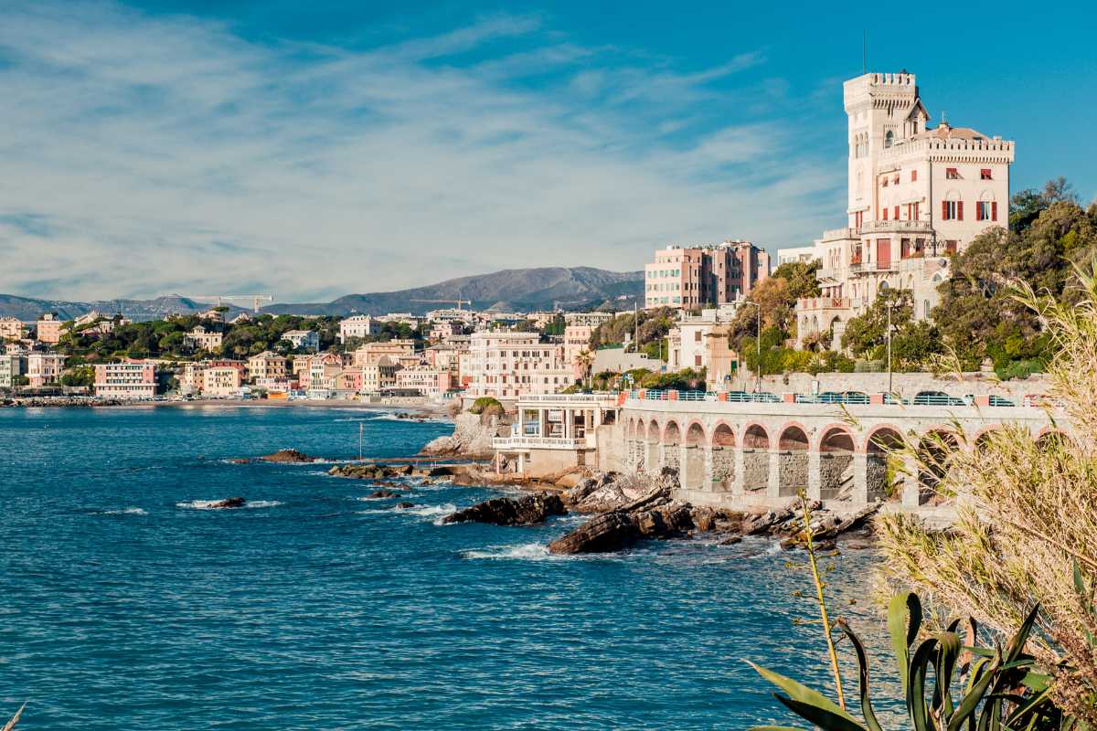 Panorama di Genova con vista sul porto e i suoi palazzi storici