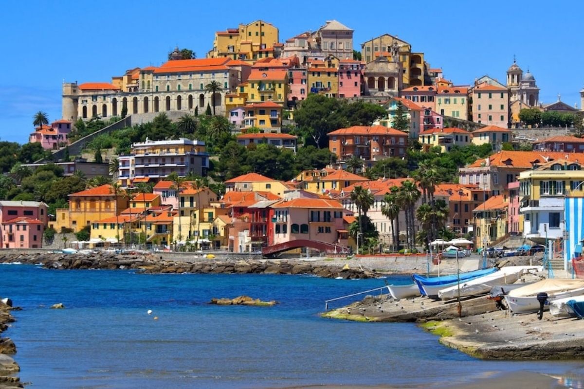 Panorama di Imperia con il mare e le colline, evidenzia la bellezza della città