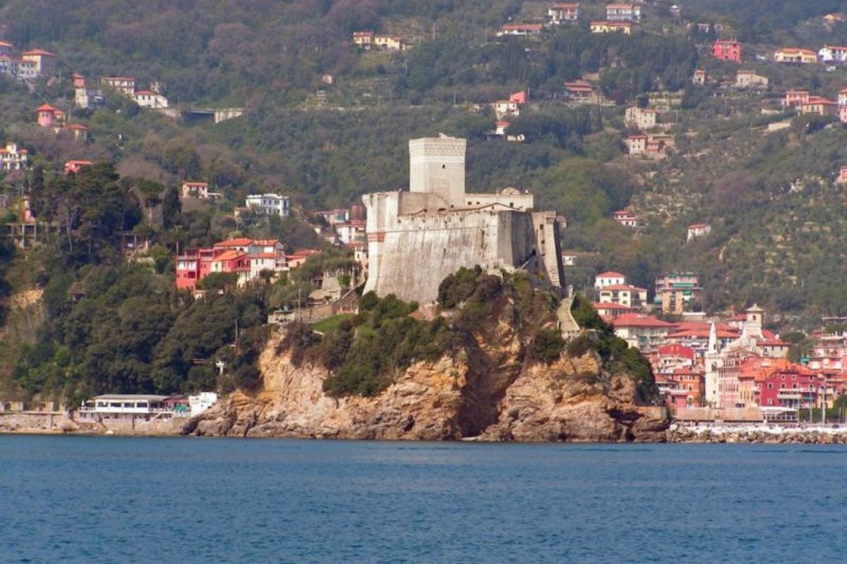 Vista panoramica di Lerici con il castello e il mare sullo sfondo