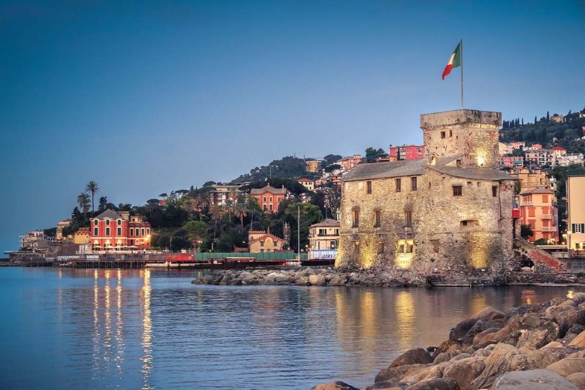Panorama di Rapallo con il castello e il mare