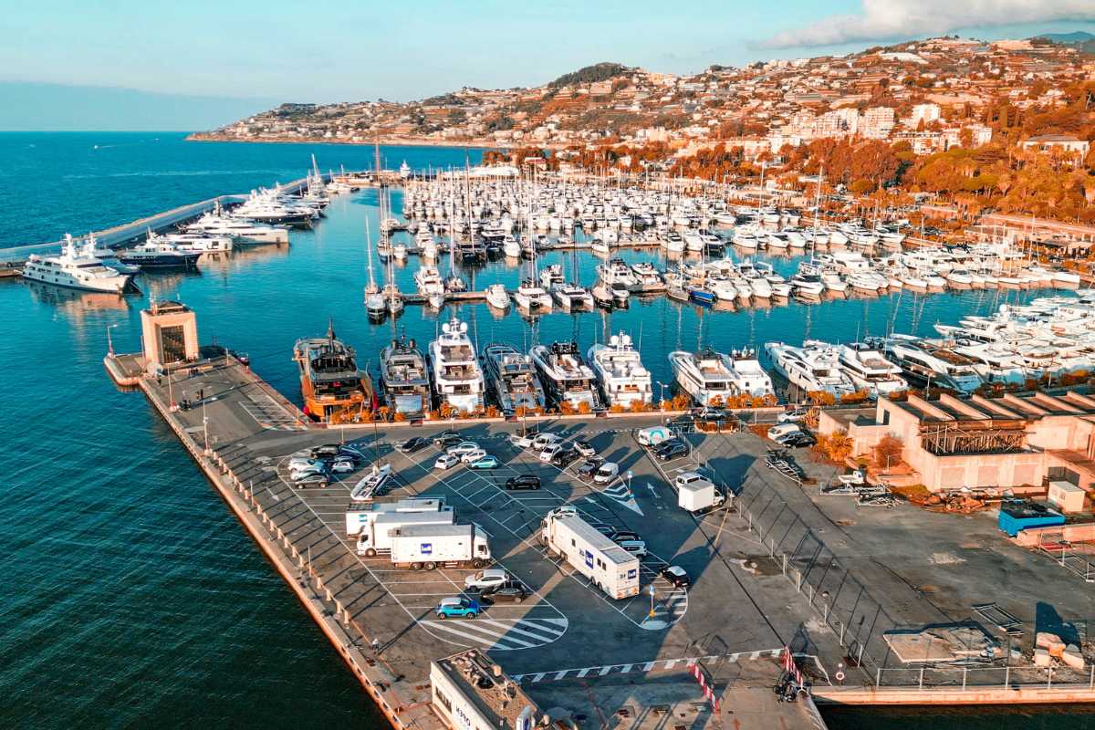 Vista panoramica di Sanremo, includi fiori e mare