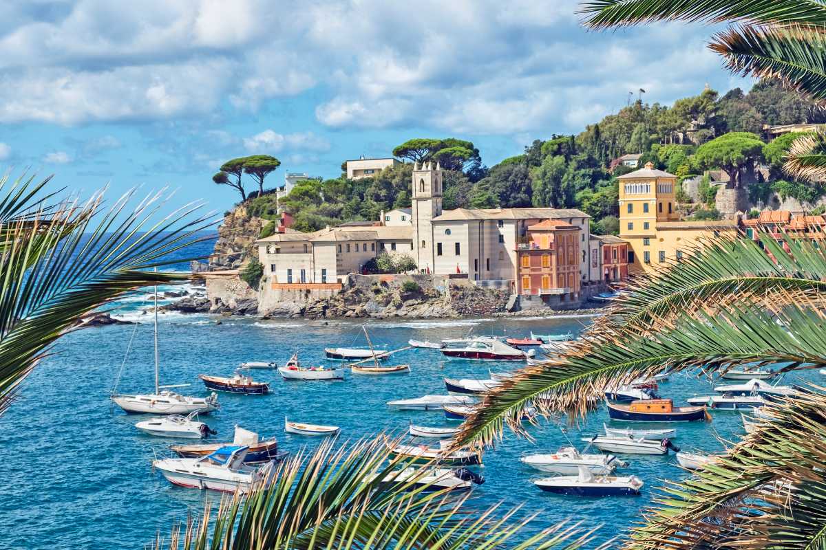 Tramonto sulla spiaggia di Riva Trigoso, con colori caldi e atmosfera tranquilla