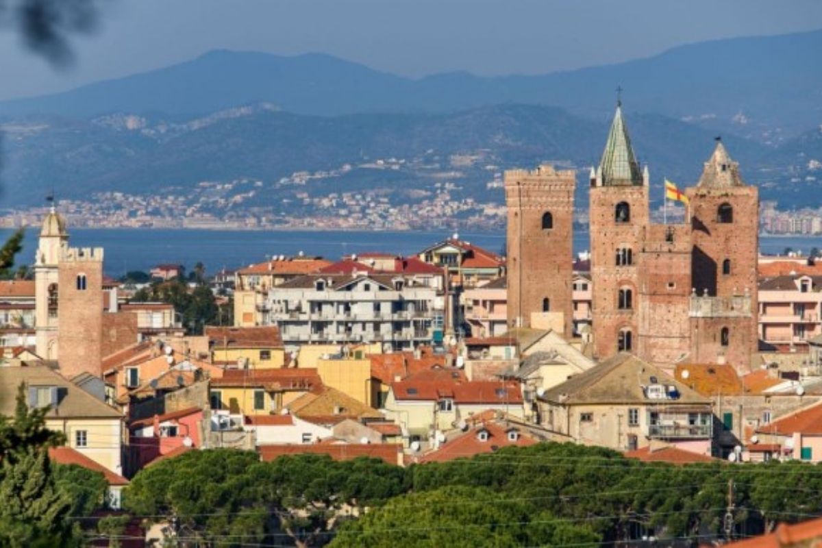 Vista panoramica di Albenga con torri medievali e mare sullo sfondo