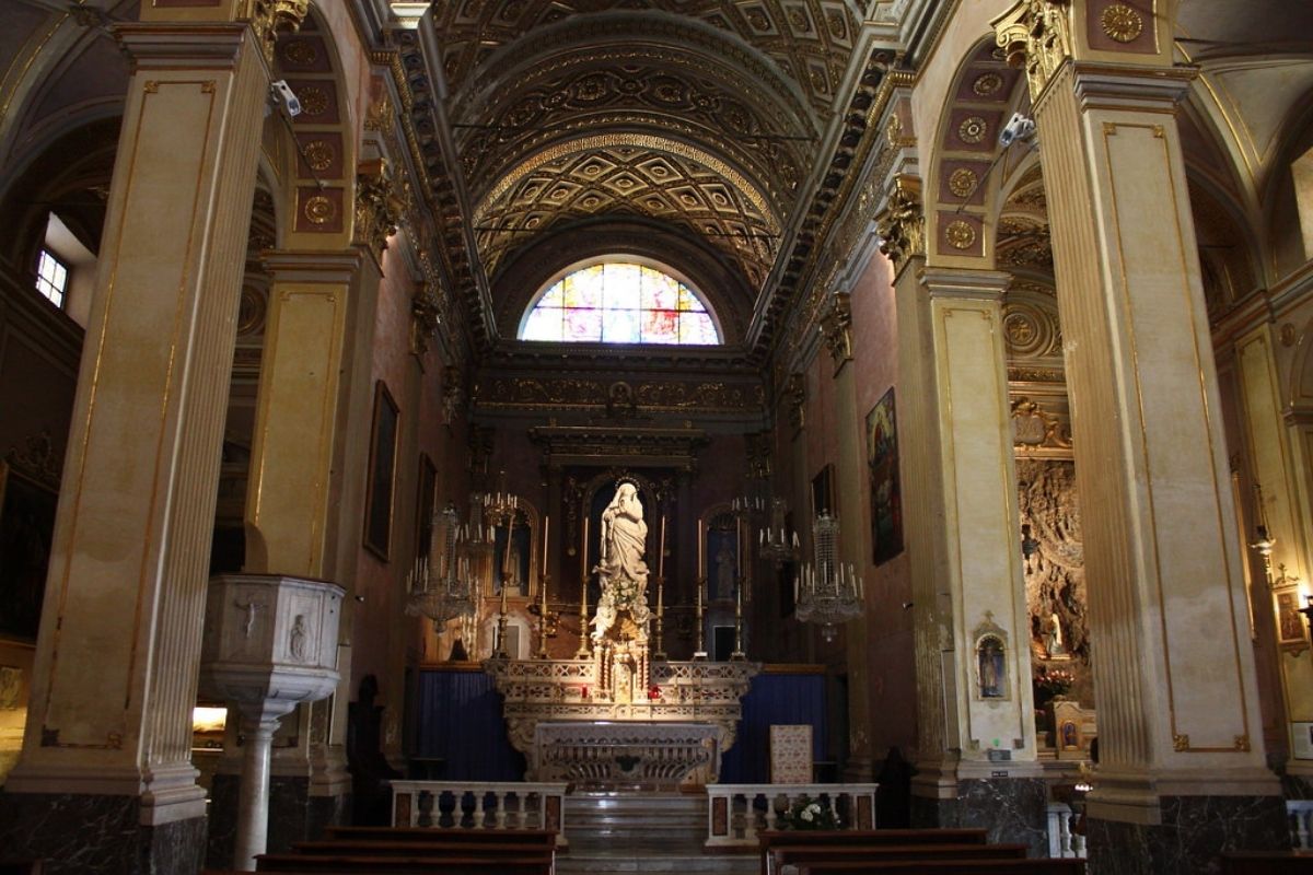 Interno della Chiesa di Santa Maria in Fontibus con affreschi colorati