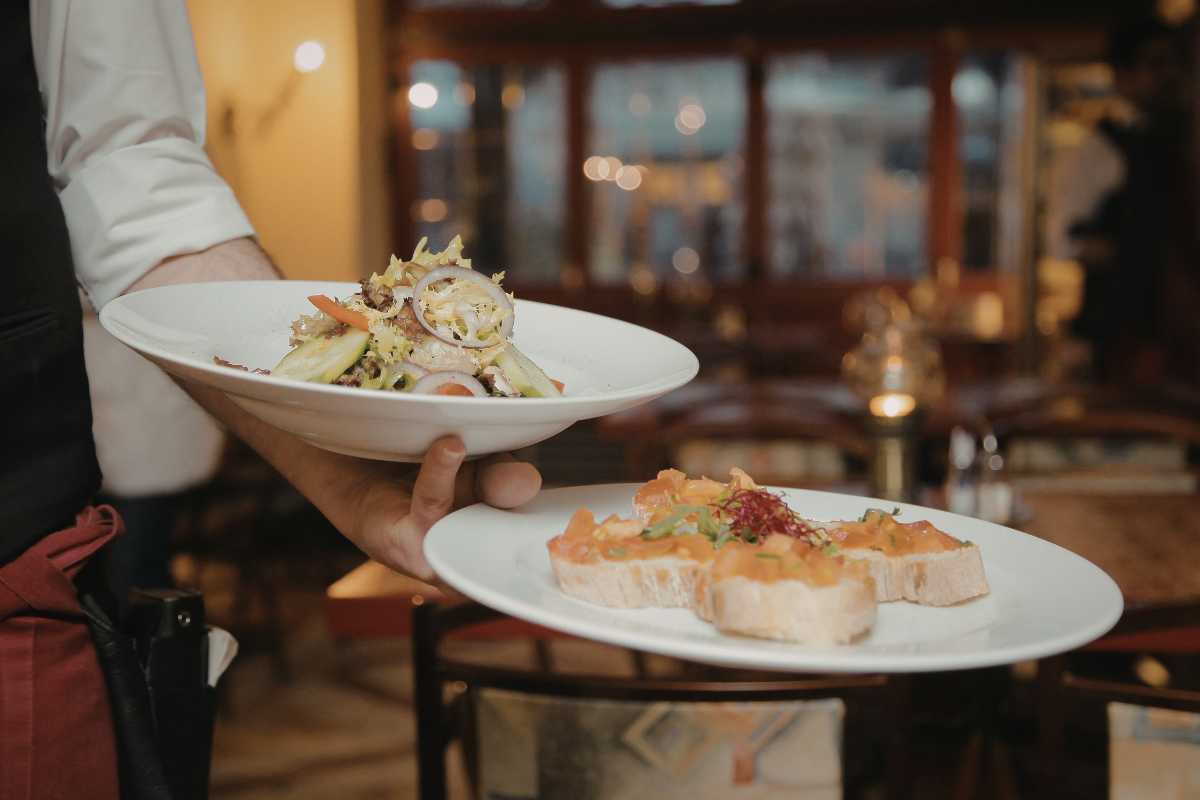 Immagine di un ristorante con vista mare a Imperia