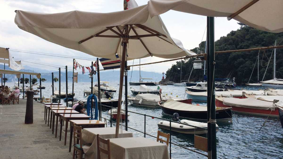 Un mercato locale a Portofino con prodotti freschi e piatti tipici in esposizione