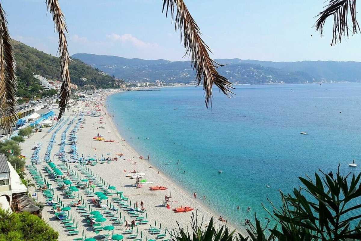 Mercatini di Natale a Finale Ligure, con luci festive e bancarelle