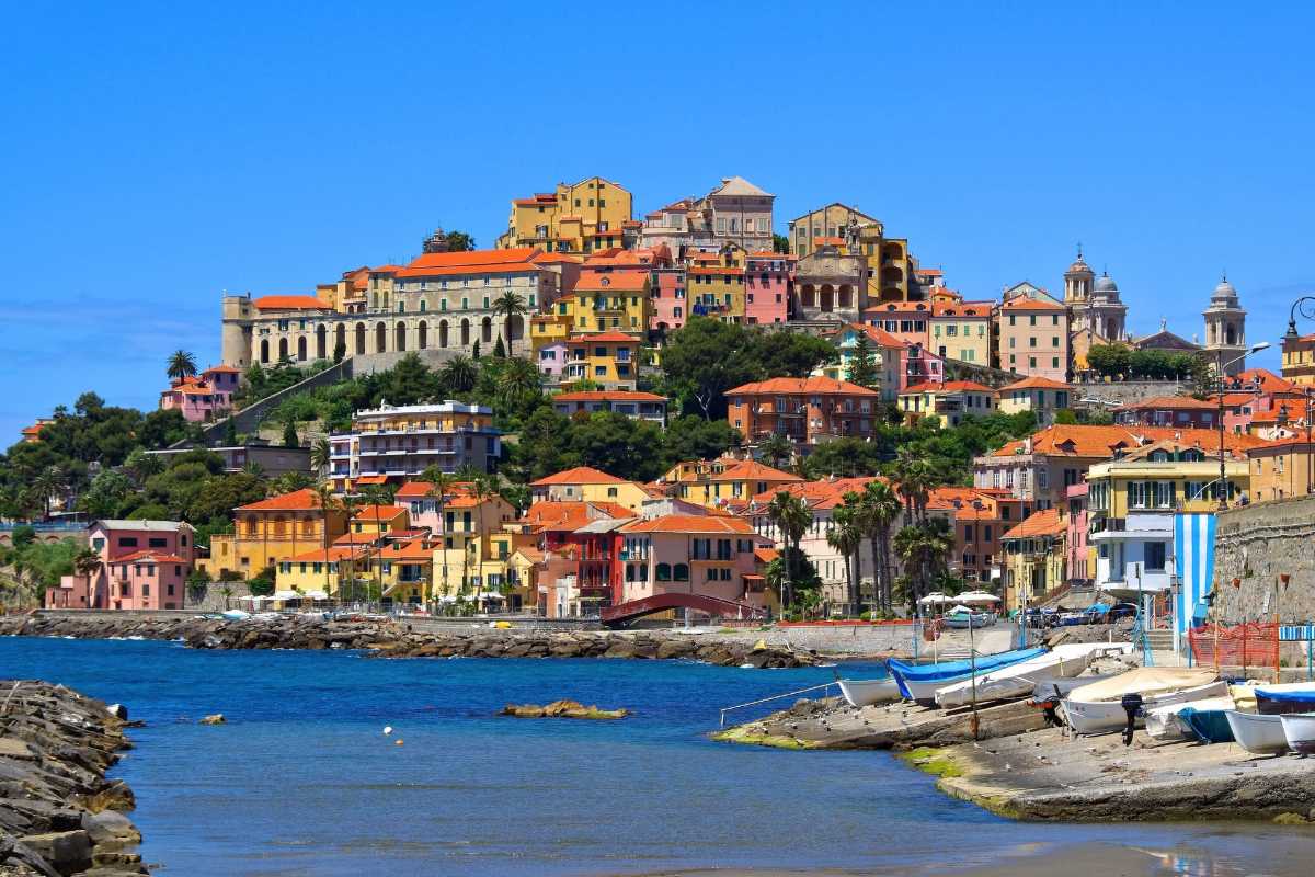 Vista panoramica della città di Imperia durante un evento culturale, includi Imperia