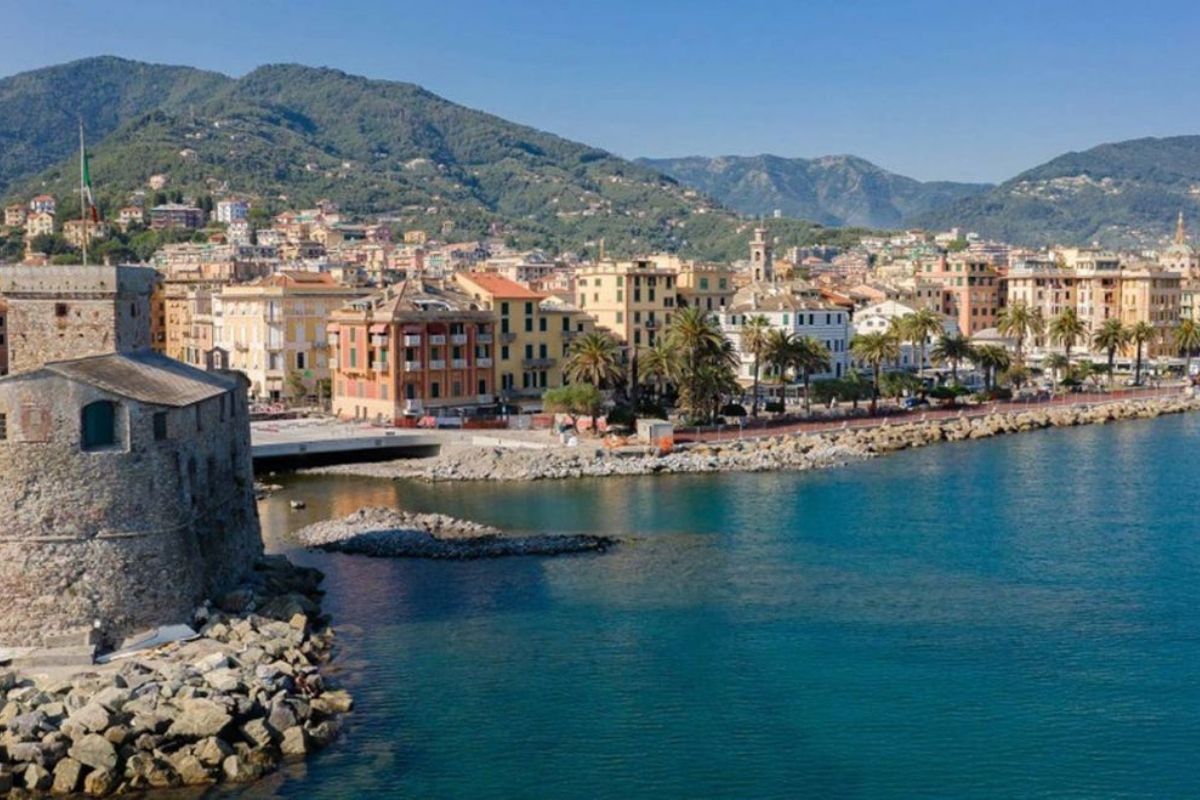 Rapallo vista dal mare con il castello e il lungomare Liberty
