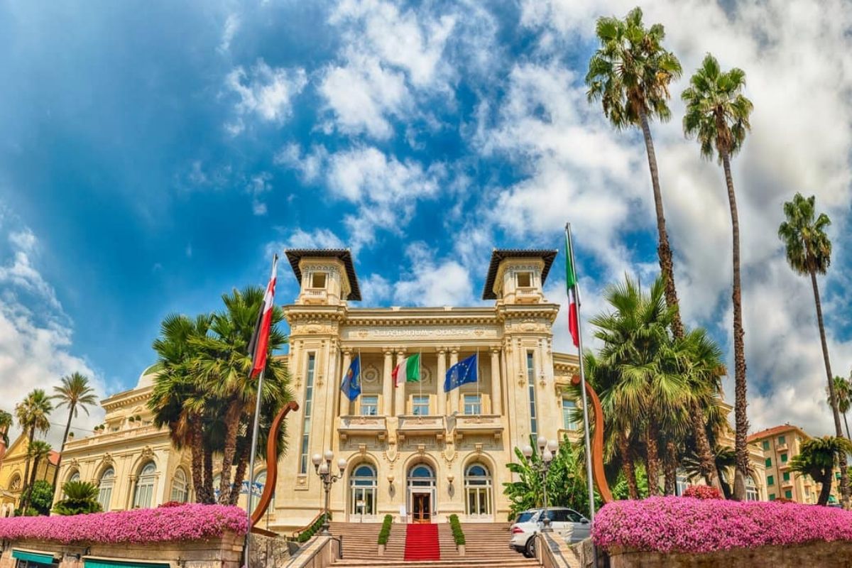 Vista panoramica di Sanremo, con fiori e il Casinò sullo sfondo