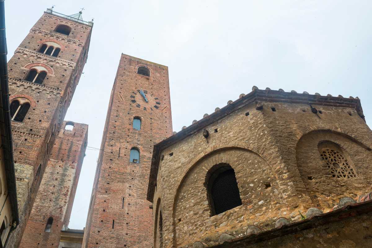 Mercatini di Natale ad Albenga con bancarelle e decorazioni festive