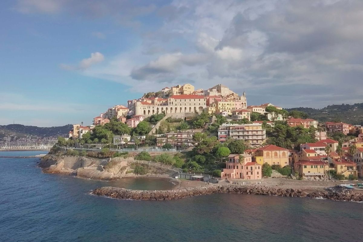 Vista panoramica di Imperia con il mare e le colline, ideale per rappresentare la città