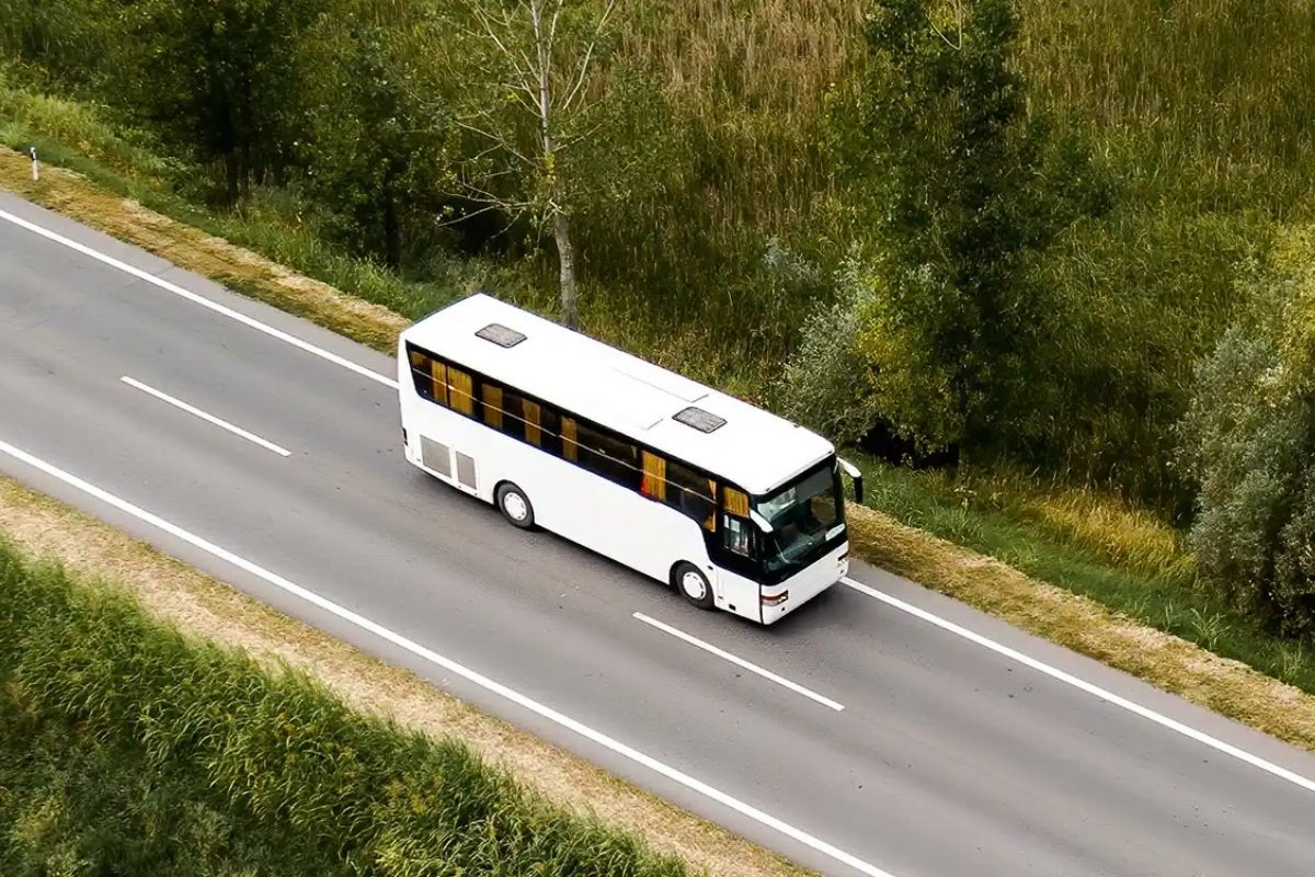 Immagine di un autobus in partenza per Imperia, rappresentativa del trasporto pubblico
