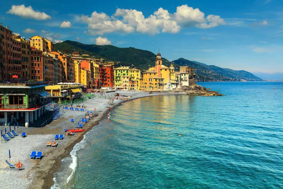Vista panoramica di Camogli con case color pastello e mare azzurro