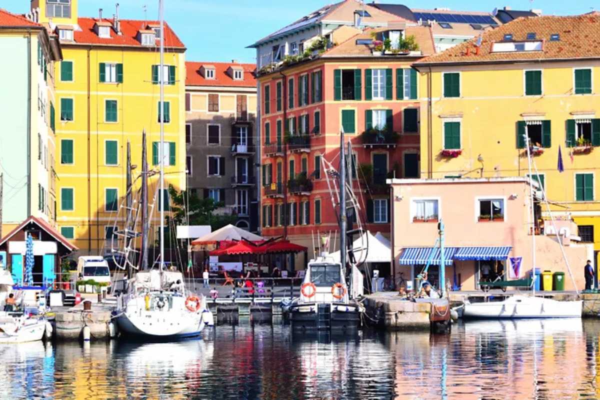 Veduta del porto crocieristico di Savona, con navi da crociera in attesa