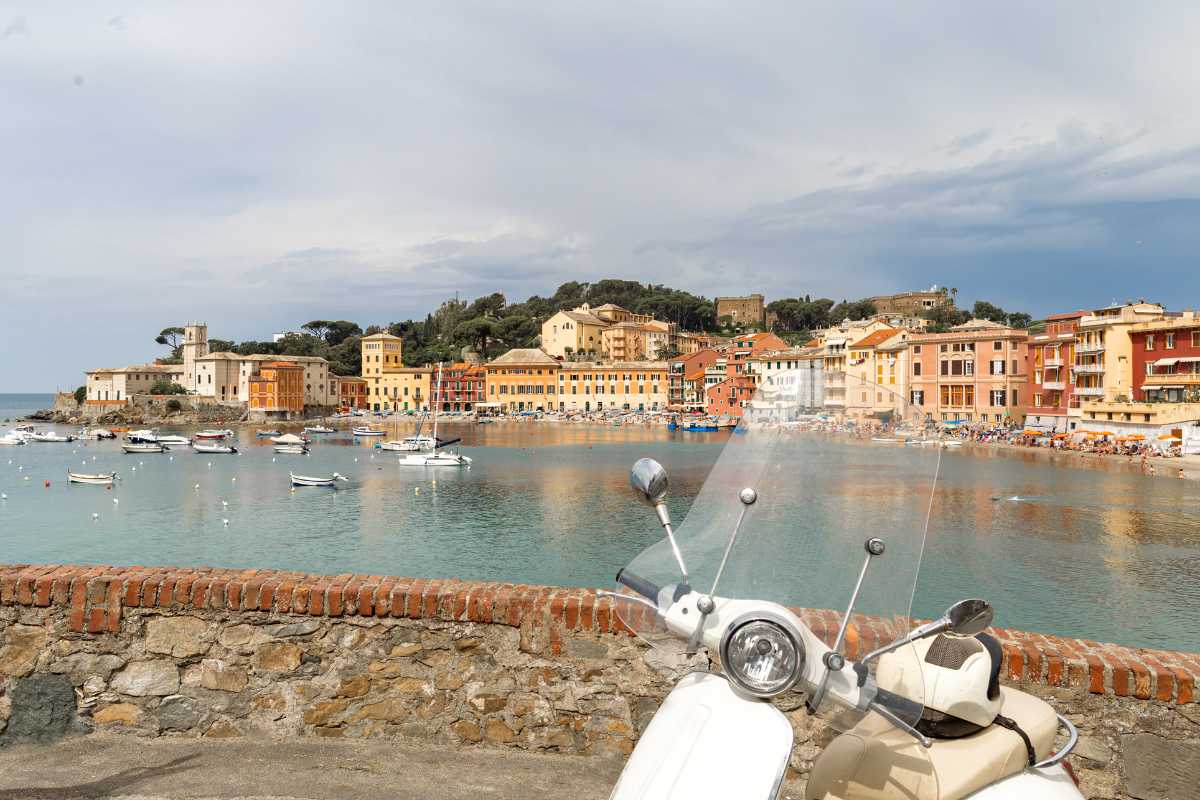 Vista panoramica della Baia del Silenzio e della Baia delle Favole a Sestri Levante