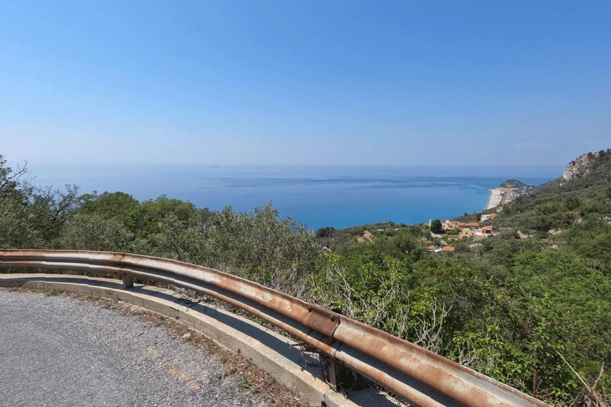 Strada panoramica verso Finale Ligure con vista sul mare