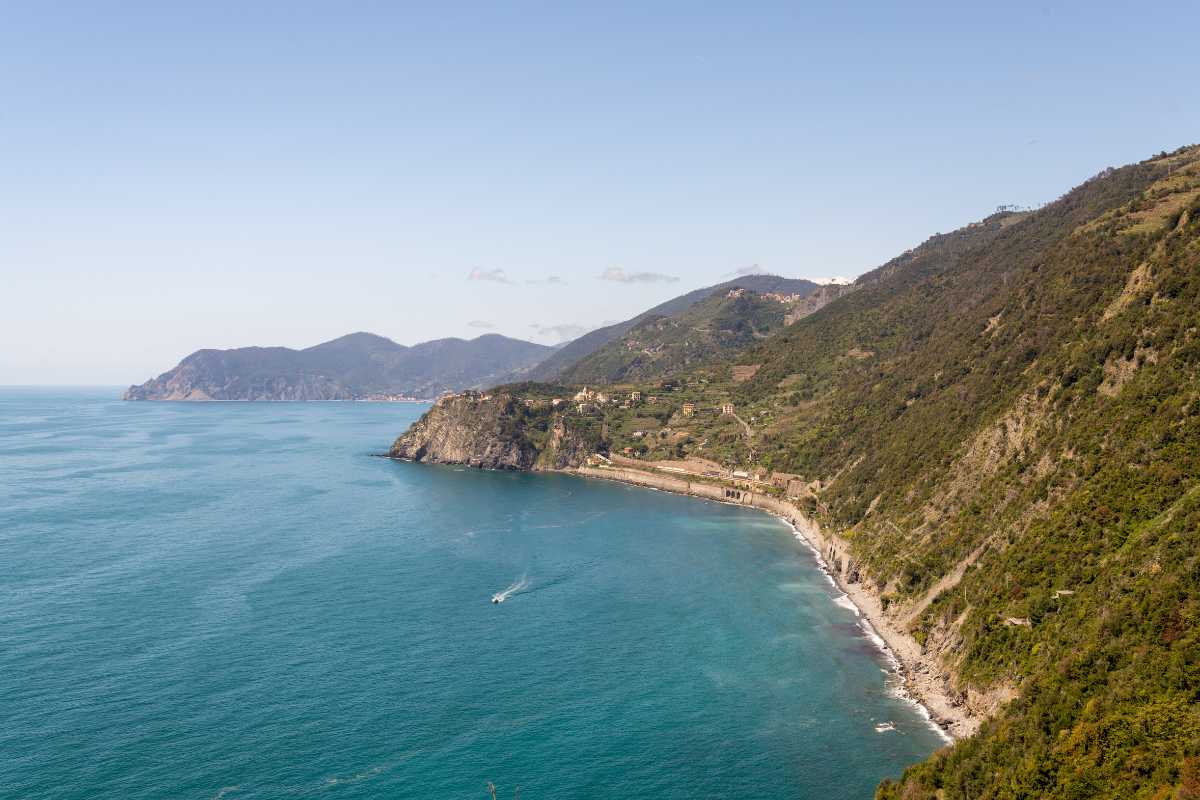 Sentiero panoramico delle Cinque Terre con vista mare e borghi