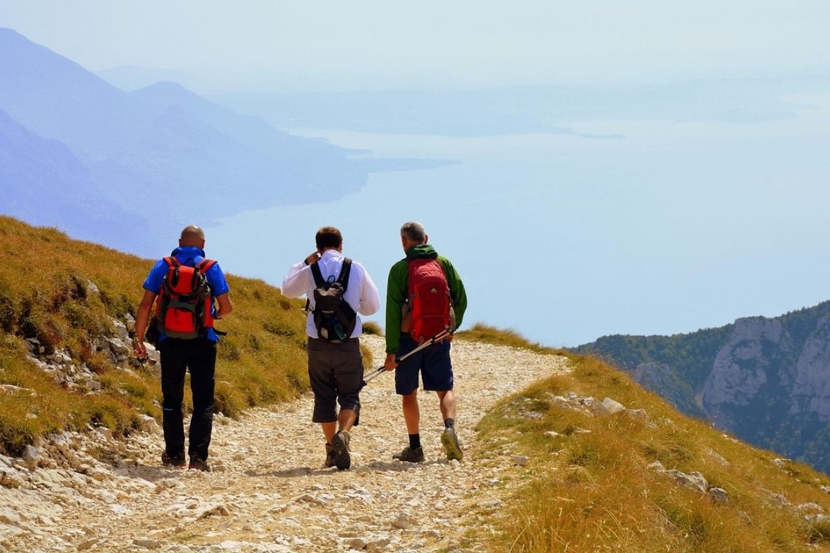 Escursionisti su un sentiero panoramico vicino Imperia