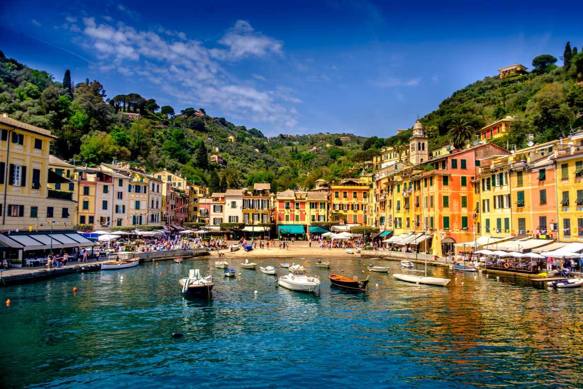 Familiare che cammina su un sentiero panoramico a Portofino, con bambini