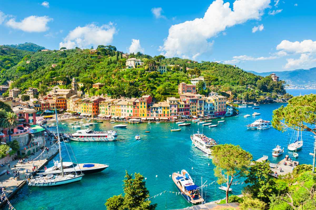 Panorama di Portofino e del suo porticciolo, evidenziando la bellezza naturale