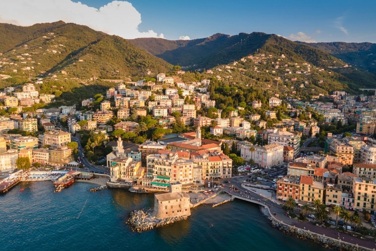 Panorama di Rapallo con il mare e le colline circostanti