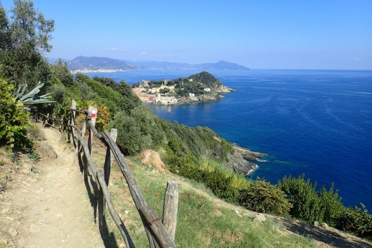 Veduta panoramica delle baie di Sestri Levante con sentieri circostanti