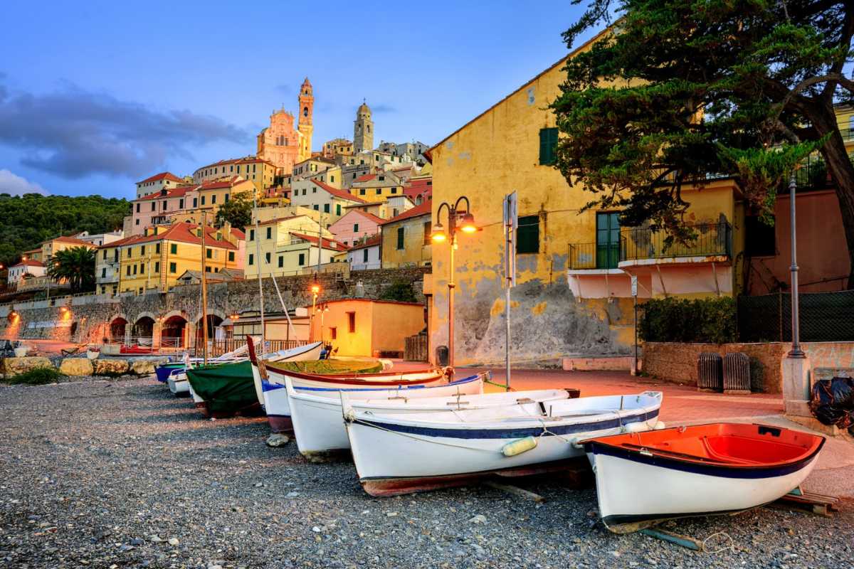 Vista panoramica di Imperia, mostra spiagge e attività per famiglie