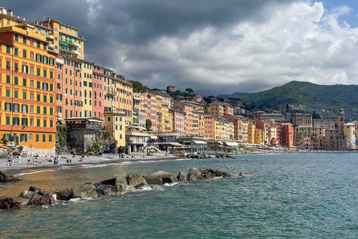 Vista panoramica di Camogli con le sue case colorate e il mare blu