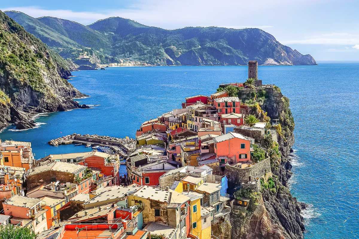 Vista di Vernazza con case colorate e mare