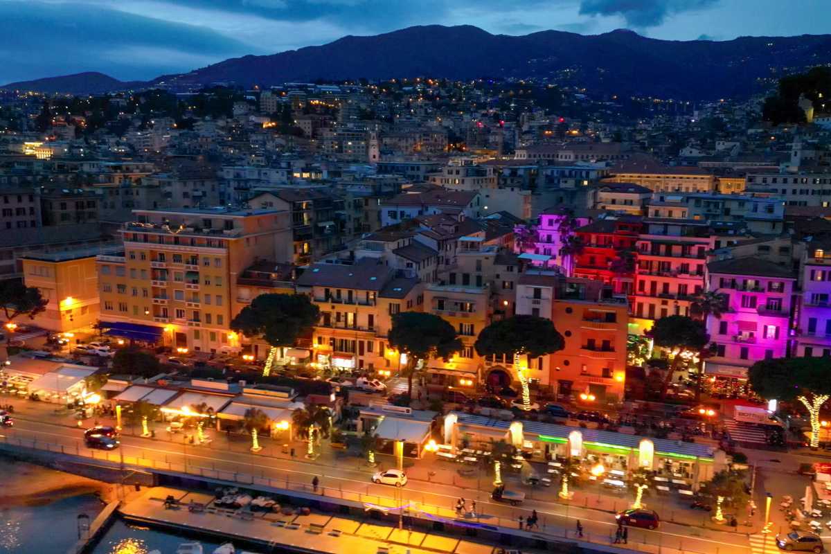 Vista panoramica di Sanremo con il mare e le montagne, evidenziando la bellezza della città