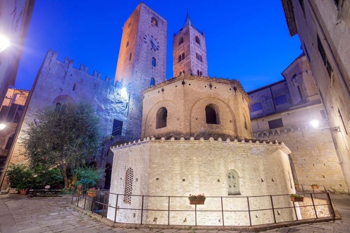 Vista panoramica di Albenga con le sue torri medievali e il battistero paleocristiano