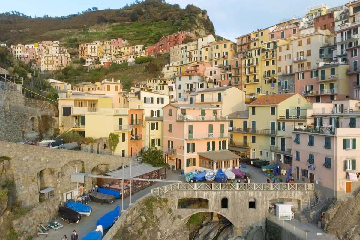 Scorcio delle Cinque Terre con le case colorate al tramonto