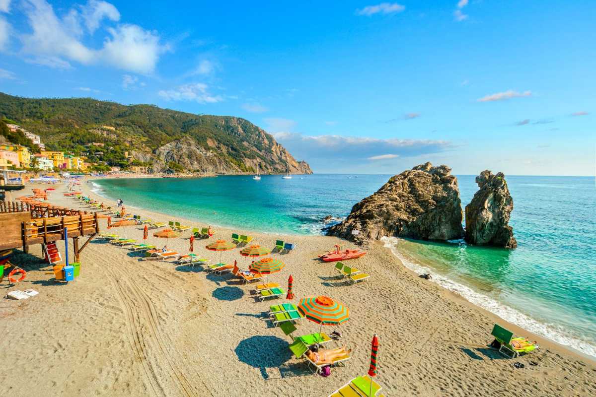 Spiaggia di Monterosso al Mare affollata in estate