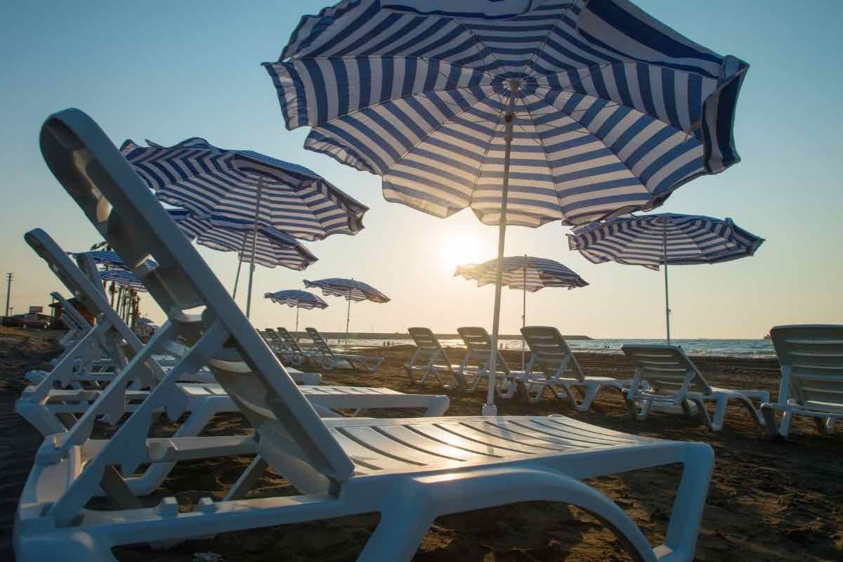 Spiaggia attrezzata di Albenga con lettini e ombrelloni