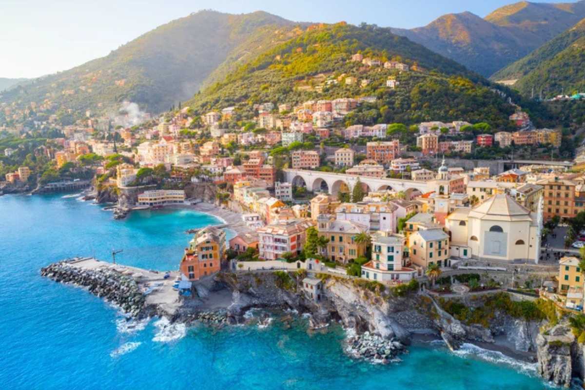 Spiagge di Genova con vista sul mare e il porto
