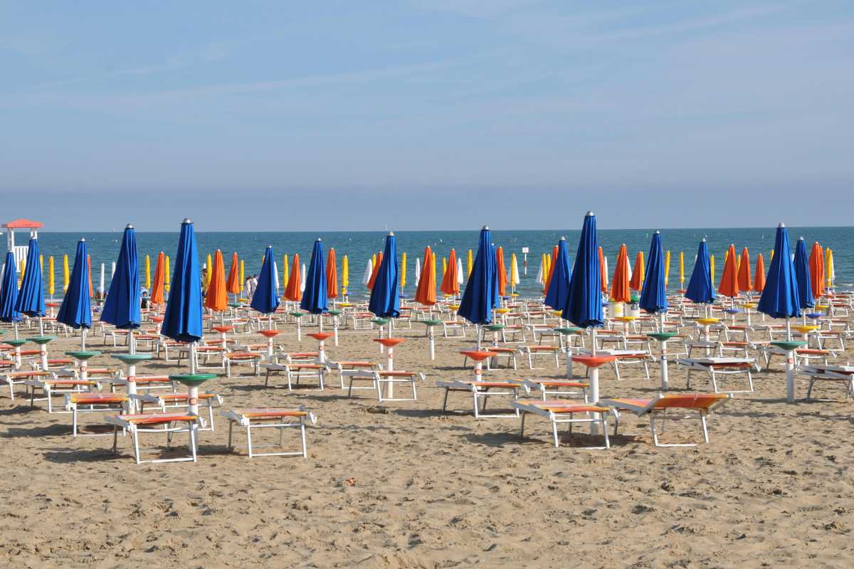 Spiaggia di Porto Venere con vista sulle isole e il borgo storico
