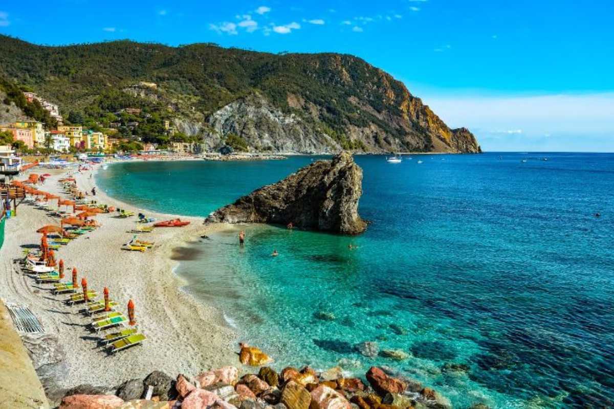 Vista panoramica delle splendide spiagge di Lerici, evidenziando il mare e il castello medievale