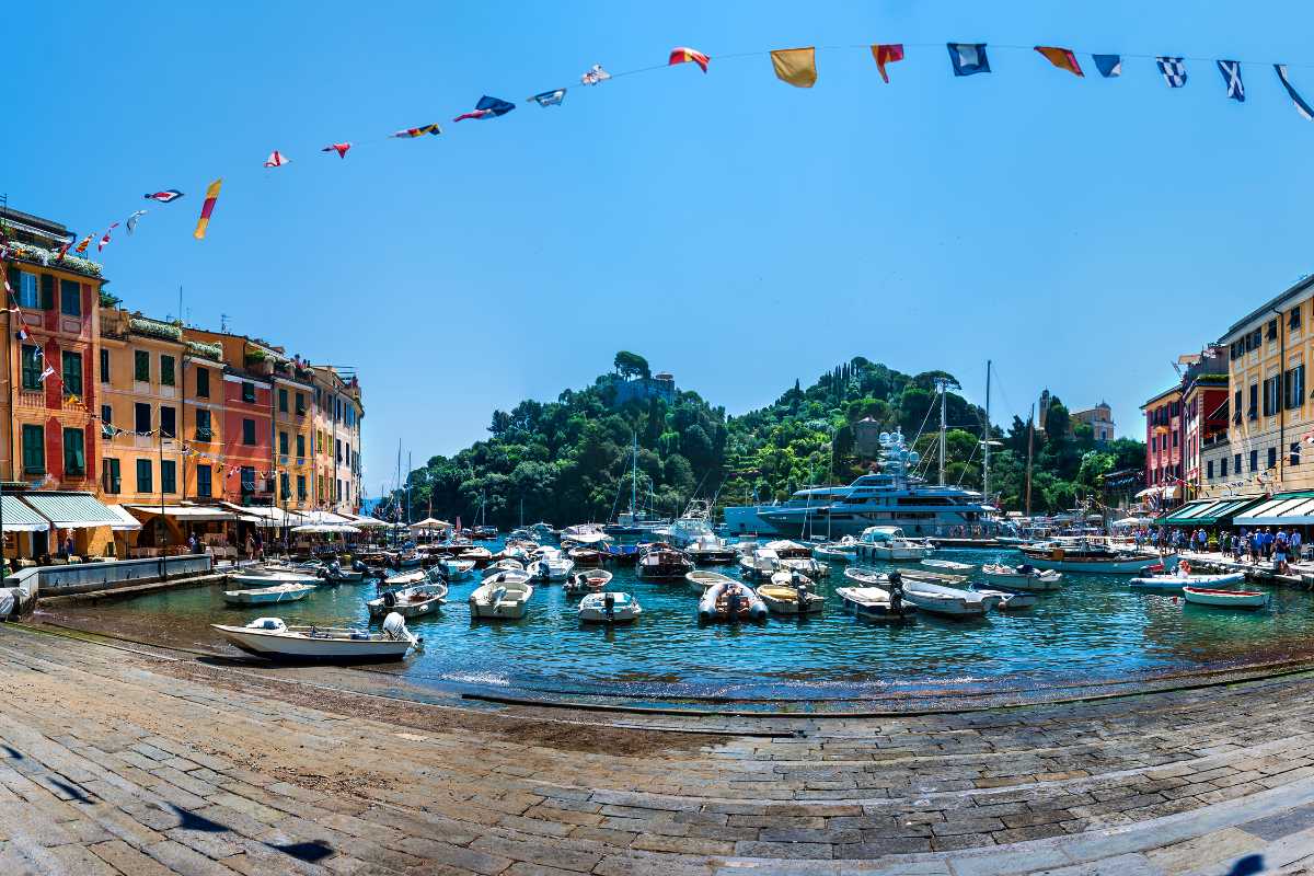 Panorama delle spiagge di Portofino al tramonto