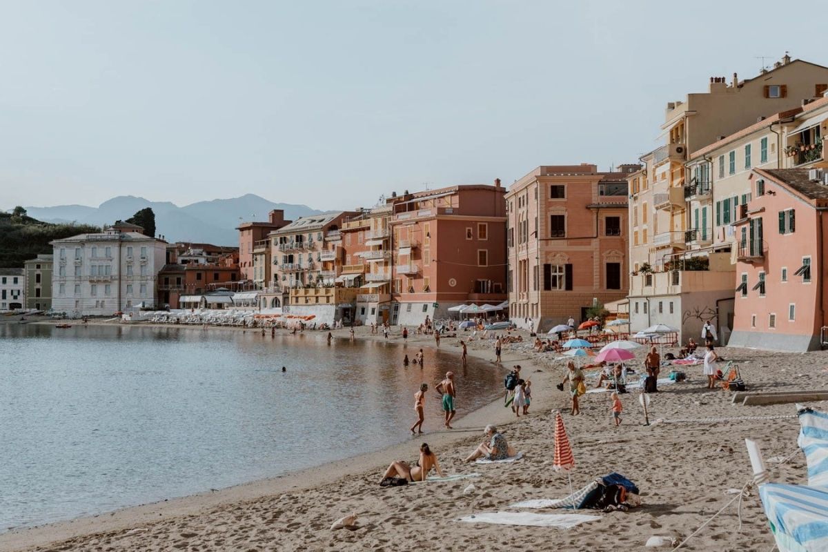 Spiaggia di Sestri Levante con persone che si godono il sole e il mare