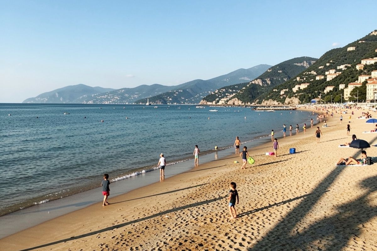 Vista panoramica di Rapallo con bambini che giocano sulla spiaggia
