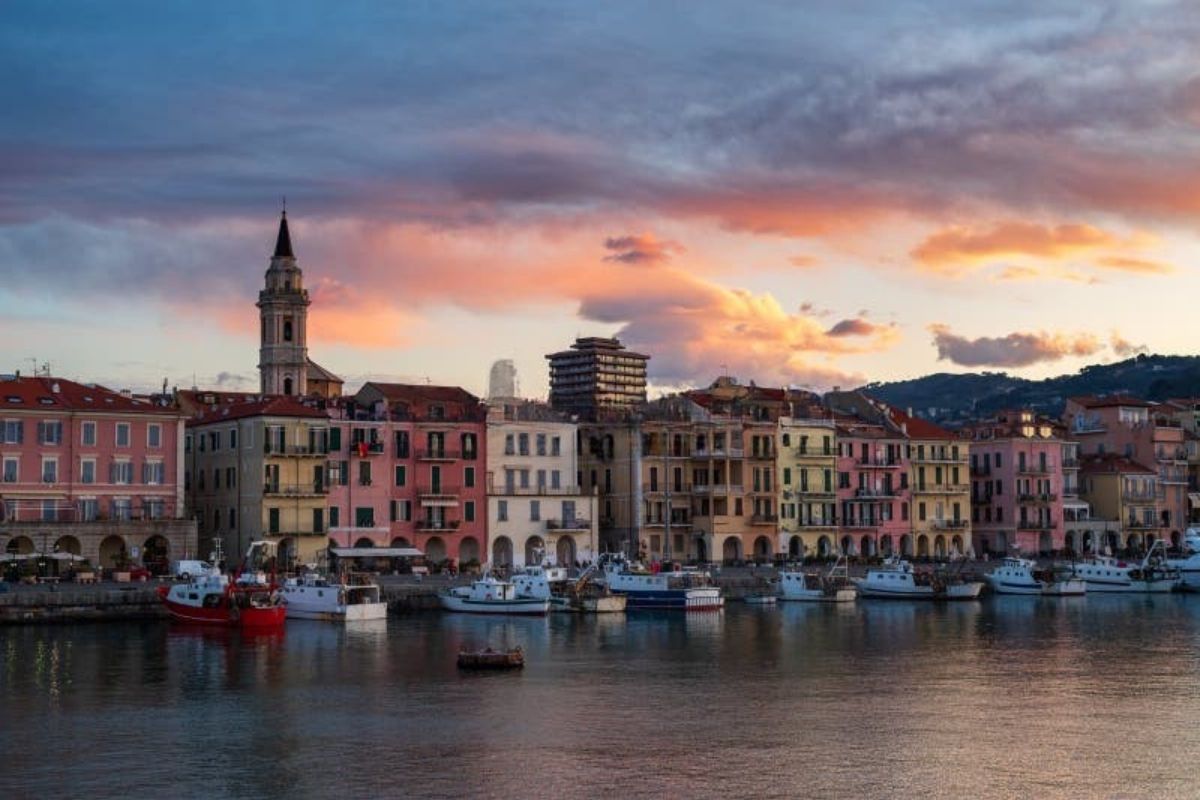 Vista serale del porto di Imperia, con le luci dei ristoranti e bar